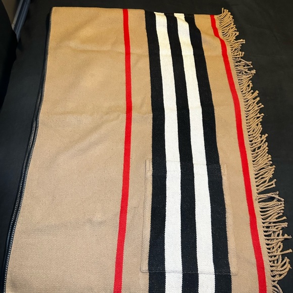 Burberry cape - Picture 6 of 6